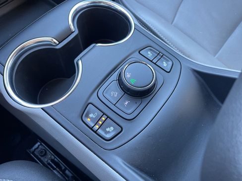 Used 2024 GMC Terrain SLT image 13