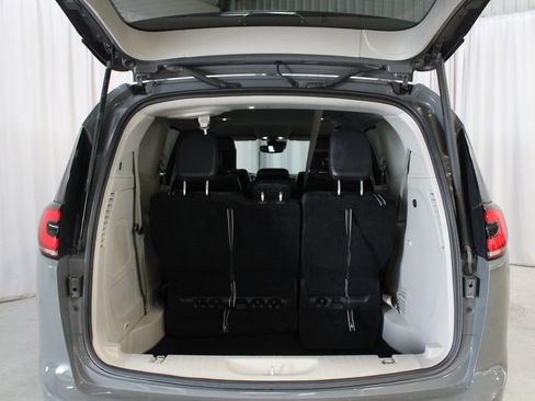 Used 2022 Chrysler Pacifica Touring-L w/ Uconnect Theater Family Group FWD image 31