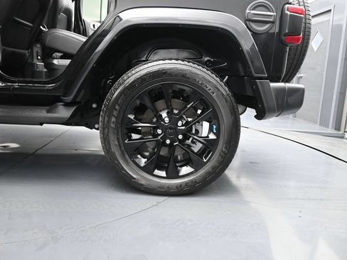 Used 2023 Jeep Wrangler Unlimited Sahara AWD/4WD image 16