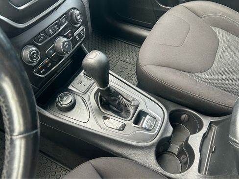 Used 2020 Jeep Cherokee Latitude w/ Cold Weather Group AWD/4WD image 34