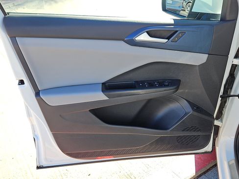 Certified 2022 Volkswagen Taos SE w/ IQ.Drive SE Package image 11