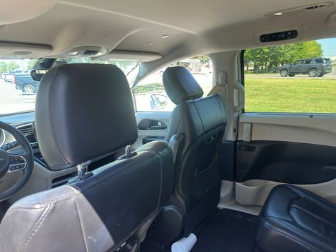 Used 2022 Chrysler Pacifica Touring-L FWD image 18
