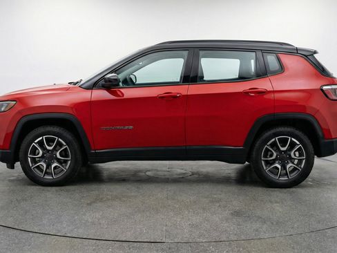 Used 2025 Jeep Compass Trailhawk image 5