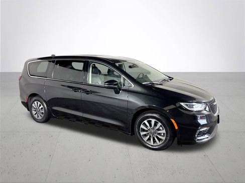 Used 2023 Chrysler Pacifica Touring-L FWD image 4
