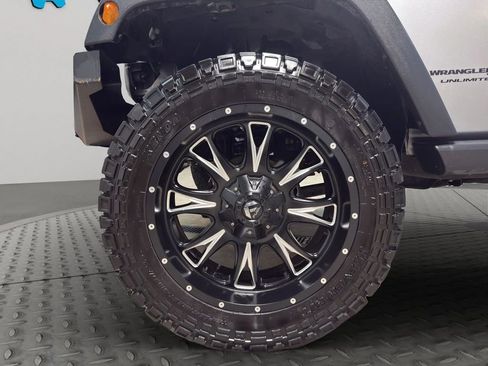 Used 2018 Jeep Wrangler Unlimited Rubicon w/ Connectivity Group image 20