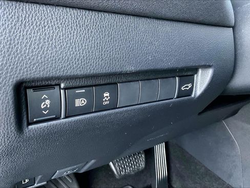 Used 2021 Toyota Venza LE AWD/4WD image 32