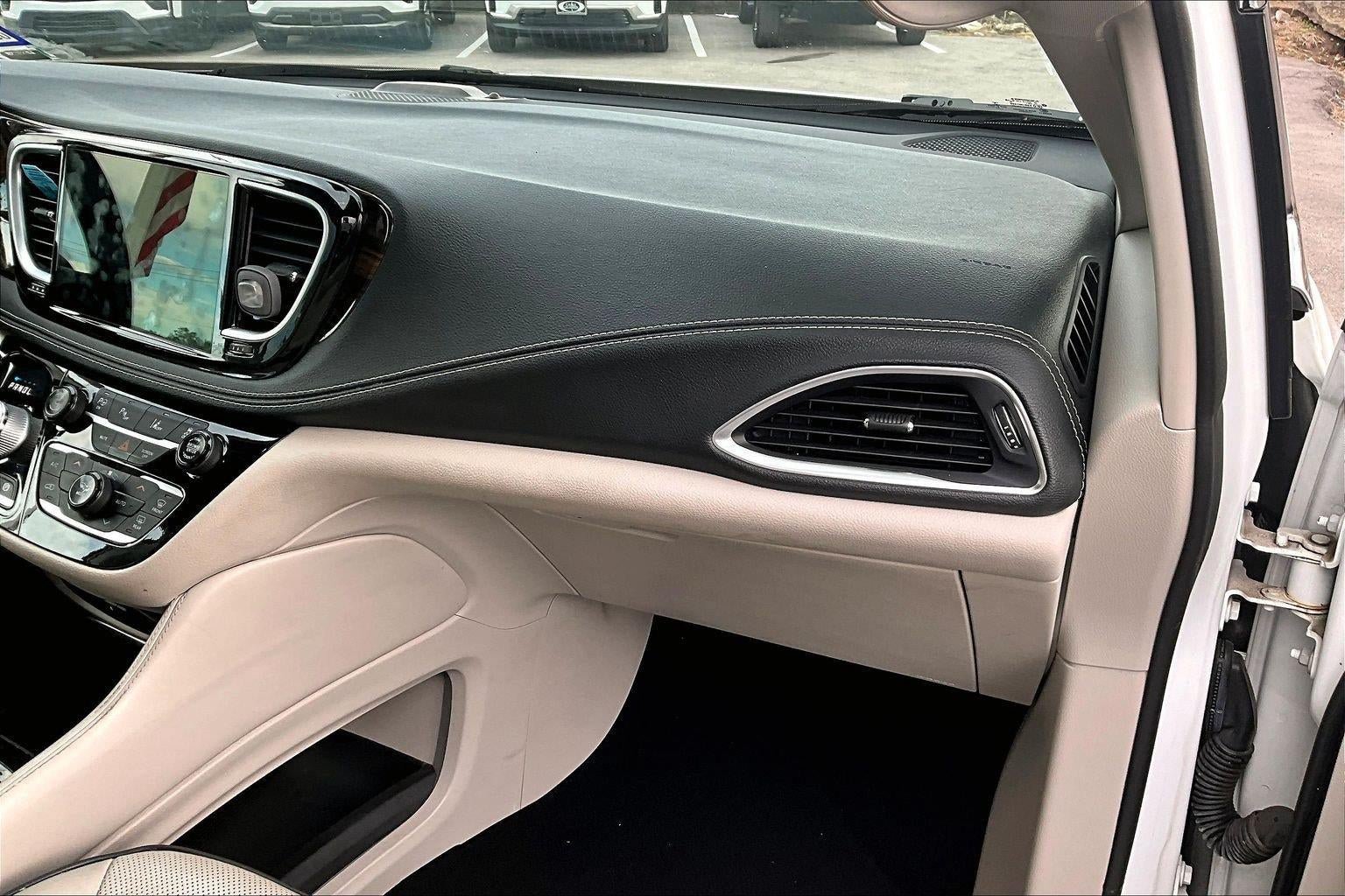 Used 2021 Chrysler Pacifica Limited w/ Uconnect Theater Family Group FWD image 14