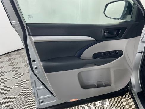Used 2019 Toyota Highlander LE image 16