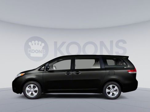 Used 2013 Toyota Sienna XLE w/ Entertainment Pkg FWD image 4