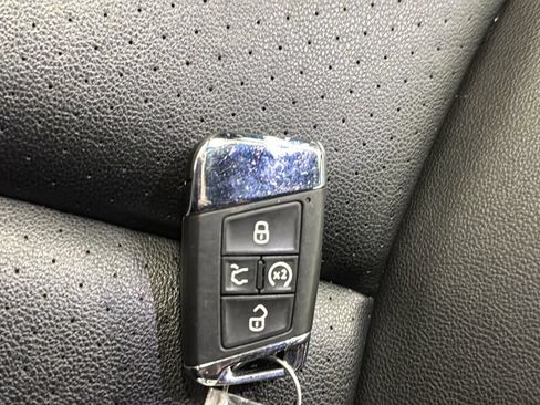 Used 2021 Volkswagen Atlas Cross Sport SEL R-Line w/ Luggage Net & Mats Package AWD/4WD image 21