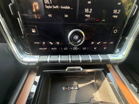 Used 2025 GMC Yukon XL Denali AWD/4WD image 17