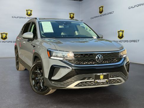 Used 2022 Volkswagen Taos SE w/ Panoramic Sunroof Package image 3