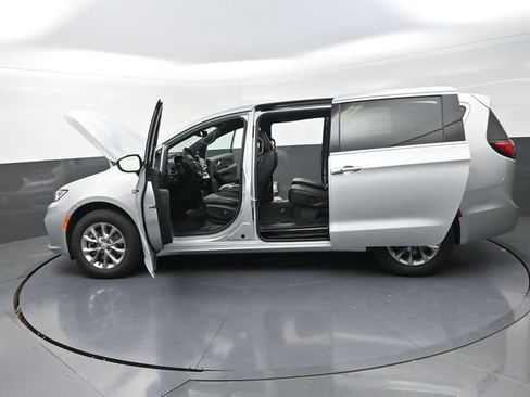 New 2026 Chrysler Pacifica Select AWD/4WD image 30