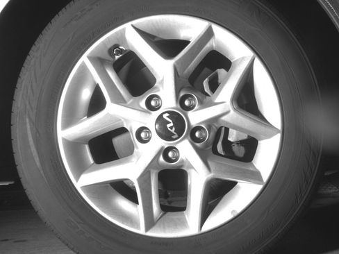 Used 2025 Kia Soul LX w/ LX Technology Package FWD image 13