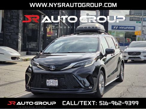 Used 2023 Toyota Sienna XSE AWD/4WD image 1