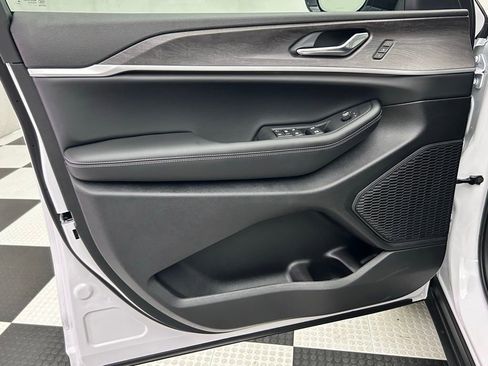 New 2025 Jeep Grand Cherokee Limited w/ Luxury Tech Group II image 13