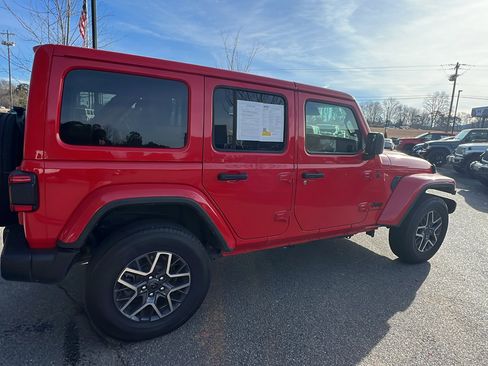 Used 2025 Jeep Wrangler Sahara image 8