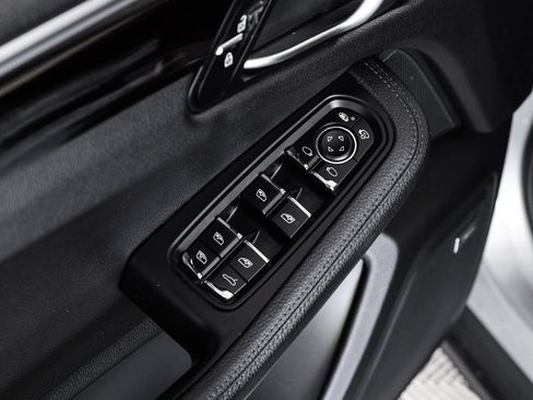 Used 2019 Porsche Macan w/ Premium Package AWD/4WD image 50