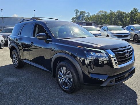 New 2025 Nissan Pathfinder SV w/ SV Premium Package image 15