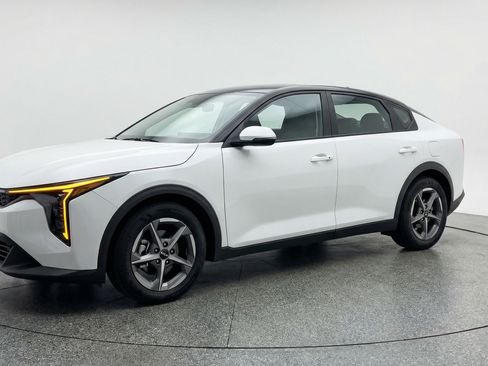 Used 2025 Kia K4 LXS image 3