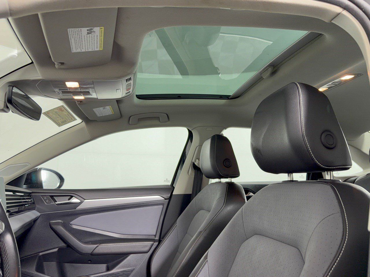 Used 2025 Volkswagen Jetta SE FWD image 27