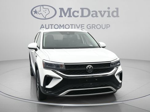 Used 2023 Volkswagen Taos SE FWD image 2