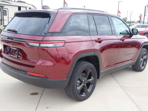 Used 2025 Jeep Grand Cherokee Altitude AWD/4WD image 6