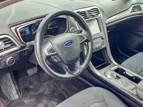 Used 2017 Ford Fusion SE w/ Fusion SE Technology Package image 8