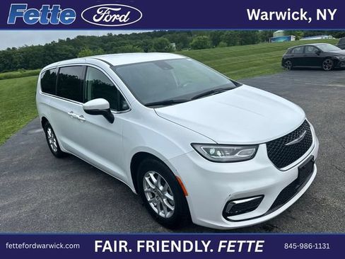 Used 2023 Chrysler Pacifica Touring-L FWD image 4