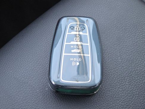 Used 2021 Toyota Highlander XLE image 36