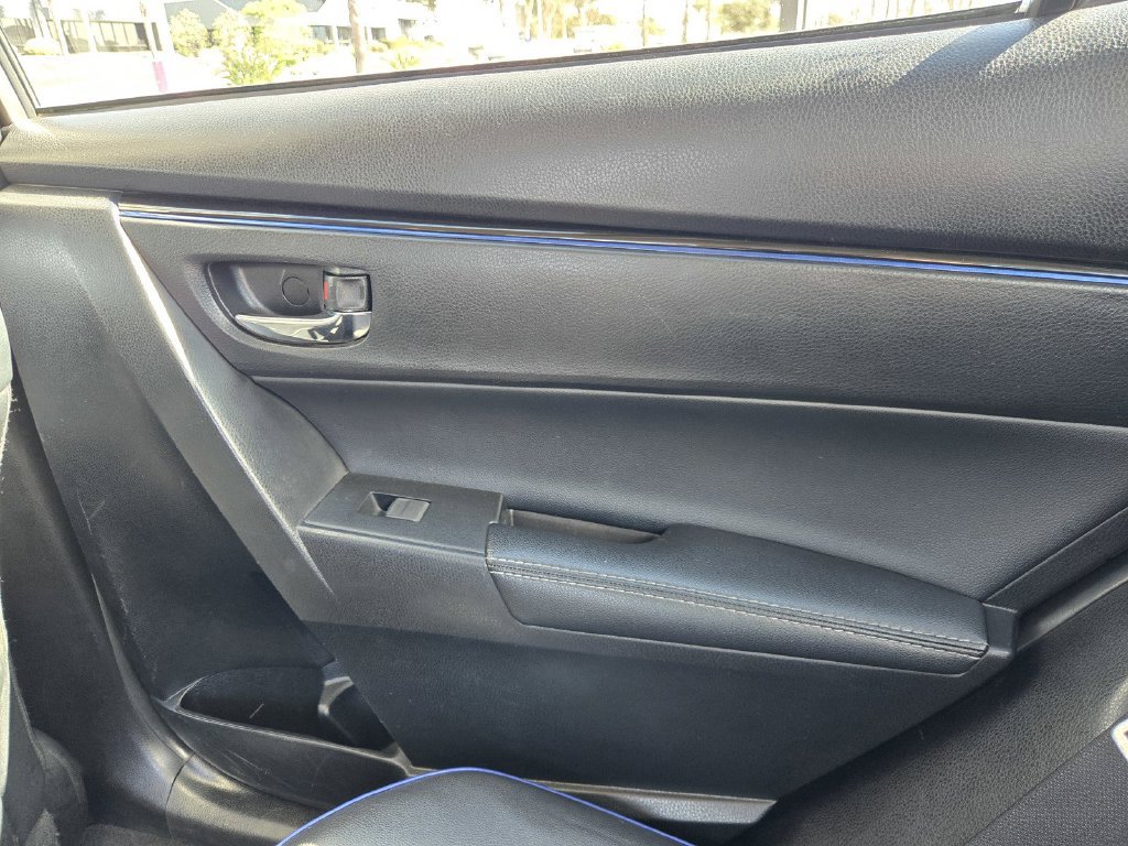 Used 2018 Toyota Corolla SE w/ Protection Package FWD image 11