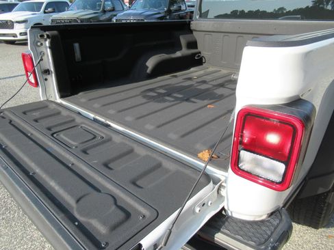 Certified 2024 Jeep Gladiator Sport AWD/4WD image 32