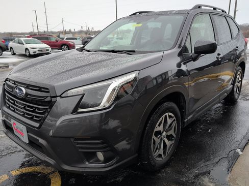 Used 2023 Subaru Forester Premium image 4