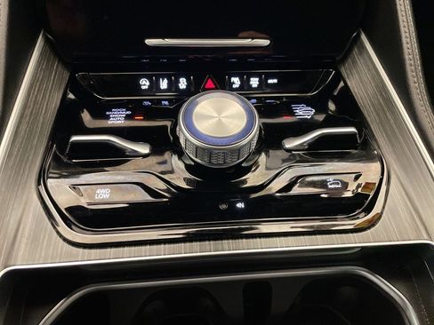 Used 2023 Jeep Wagoneer Series III w/ Premium Group I image 15