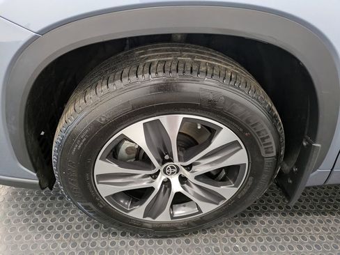 Used 2023 Toyota Highlander XLE AWD/4WD image 7