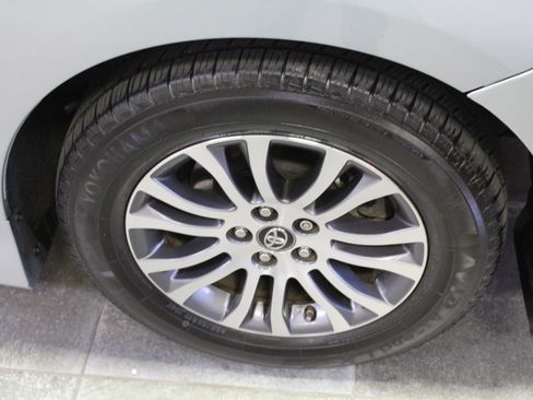 Used 2019 Toyota Sienna XLE image 36