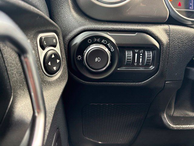 Used 2018 Jeep Wrangler Unlimited Sahara AWD/4WD image 17