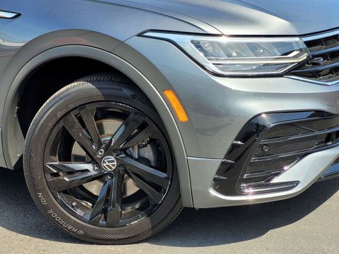 Certified 2023 Volkswagen Tiguan SE R-Line FWD image 5