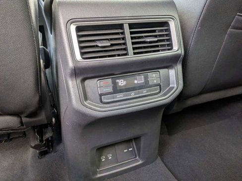 Used 2025 Volkswagen Atlas SE AWD/4WD image 16