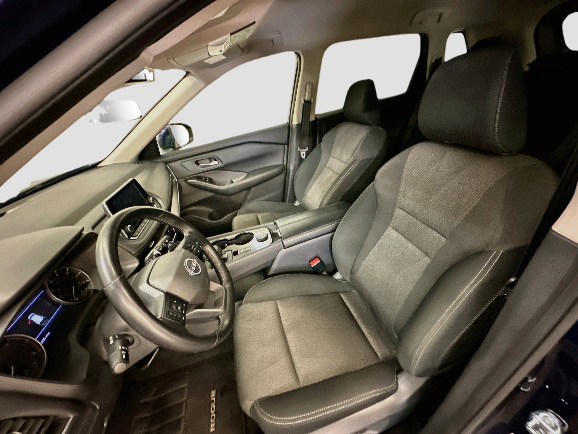 Used 2025 Nissan Rogue SV AWD/4WD image 13