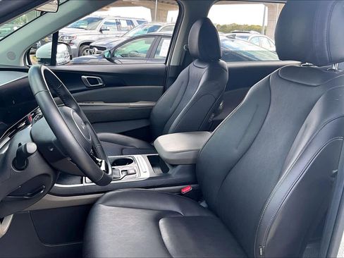 Used 2025 Kia Carnival image 8