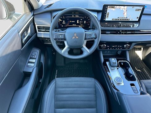 New 2025 Mitsubishi Outlander SE image 16