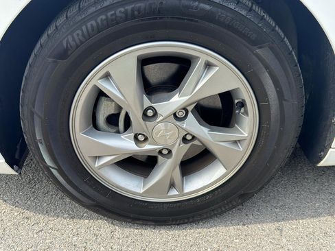 Used 2021 Hyundai Elantra SE image 12