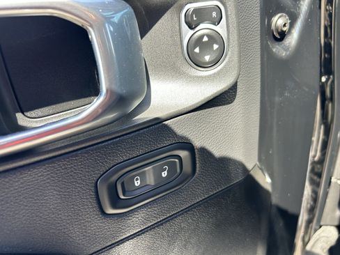 Used 2025 Jeep Wrangler Unlimited Sahara AWD/4WD image 29
