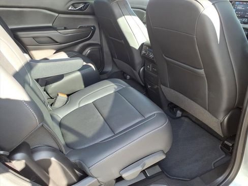 Used 2023 GMC Acadia SLT w/ Elevation Edition image 10