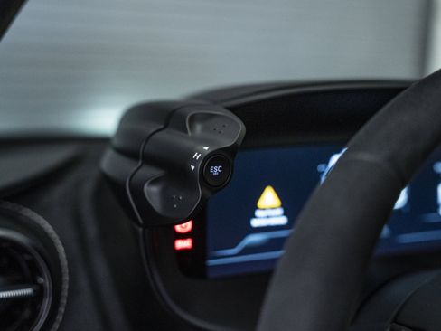 Used 2026 McLaren 750S Spider RWD image 32