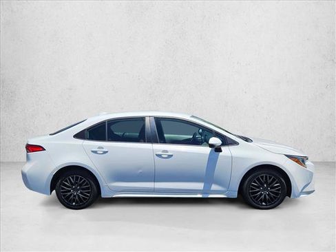 Used 2021 Toyota Corolla LE FWD image 3