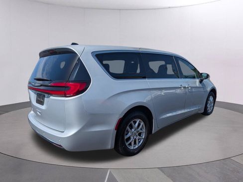 Used 2024 Chrysler Pacifica Touring-L FWD image 5