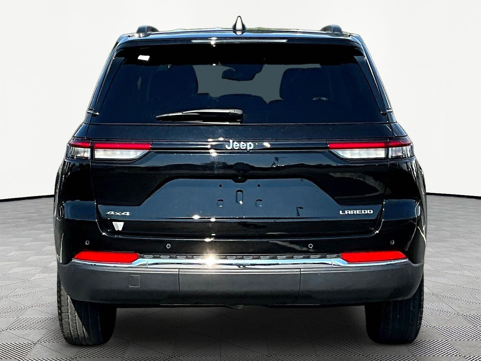 Used 2023 Jeep Grand Cherokee Laredo w/ Trailer Tow Prep Group (B) AWD/4WD image 5