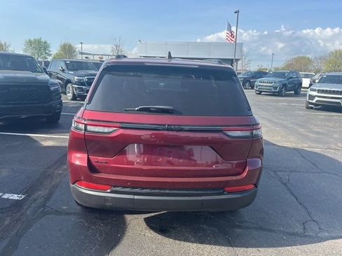 Used 2023 Jeep Grand Cherokee Altitude AWD/4WD image 3
